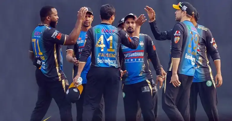 জয় উদযাপন করছে রংপুর রাইডার্সের খেলোয়াররা